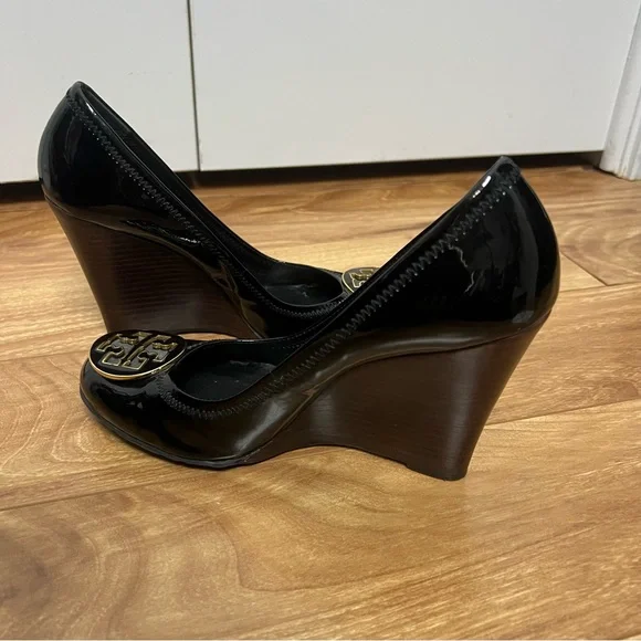Tory Burch Patent Leather Wedges – Size 8.5 – Classic Logo Medallion - Picture 5 of 9